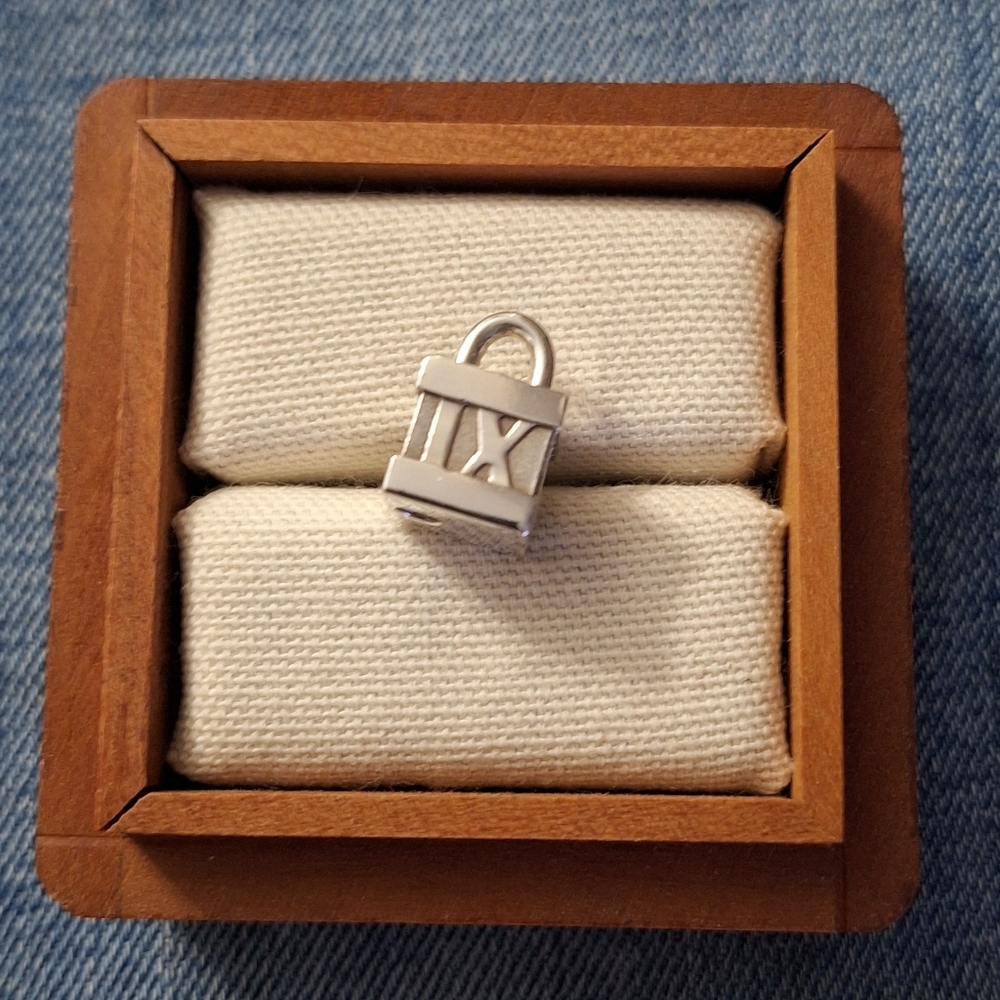 T&Co. Atlas cube